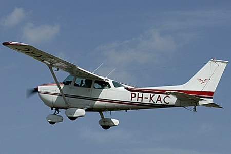 Groupon - Word Piloot Van Een Cessna 172: Een Complete Vliegbeleving Van 20, 40 Of 60 Minuten Incl. Luchtdoopcertificaat Bij Special Air Services (Vanaf € 59)