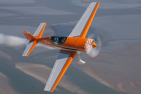 Groupon - Word Zelf Stuntpiloot: Een Complete Stuntvlieg-beleving Van 45, 60 Of 90 Minuten In Een Echt Extra 300L Air-race Stuntvliegtuig (Vanaf € 199)