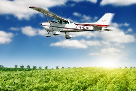 Groupon - Zelf Vliegen Met Een Cessna 172 Incl. Luchtdoopcertificaat Bij Special Air Services (Vanaf € 49)
