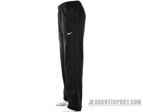 Avantisport - Nike - Club Cuff Pant- Swoosh - Heren Broeken Avantisport - Nike - Club Cuff Pant- Swoosh - Heren Broeken