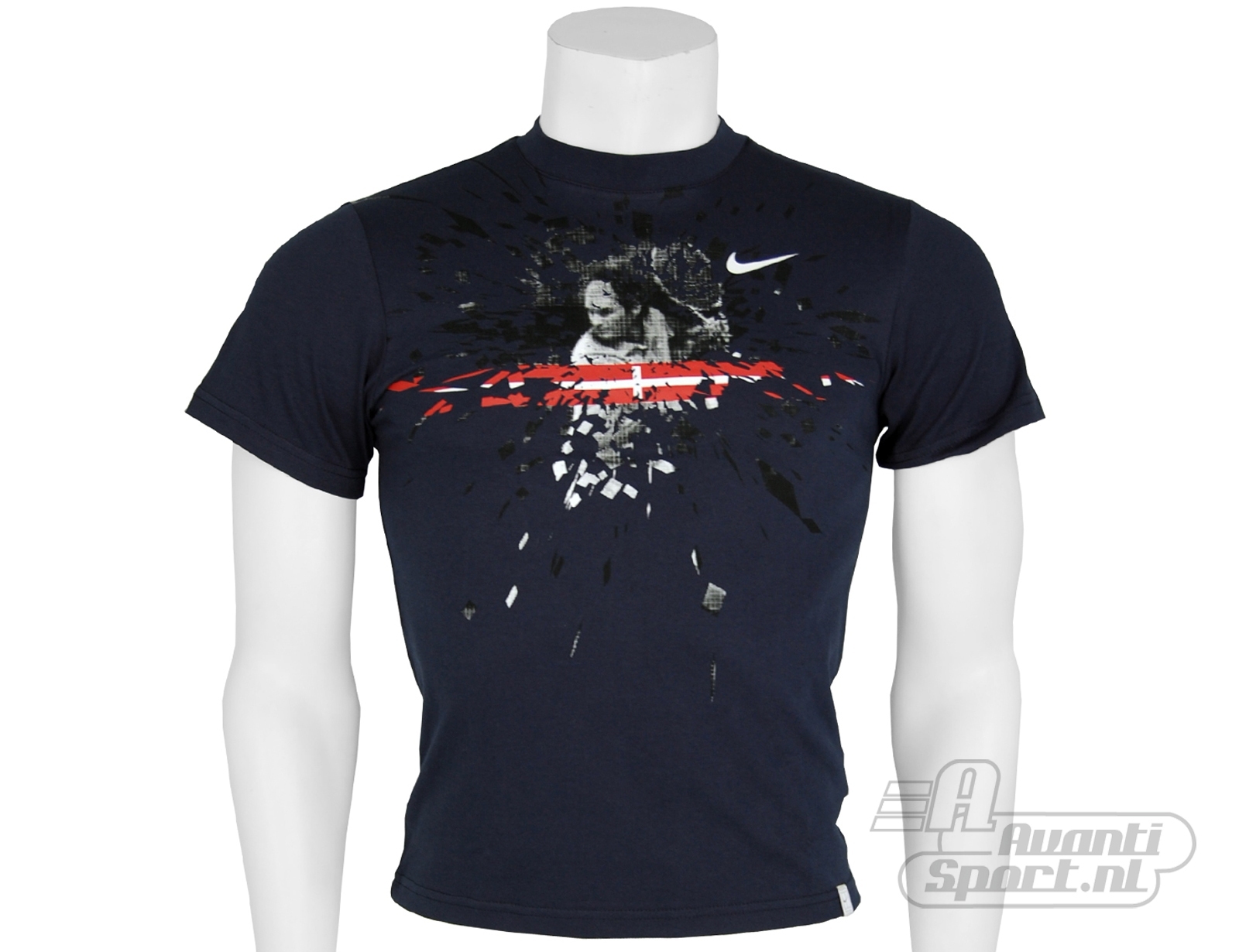 Avantisport - Nike - Tennis Graphic Tee Boys - Nike Kinderkleding Avantisport - Nike - Tennis Graphic Tee Boys - Nike Kinderkleding
