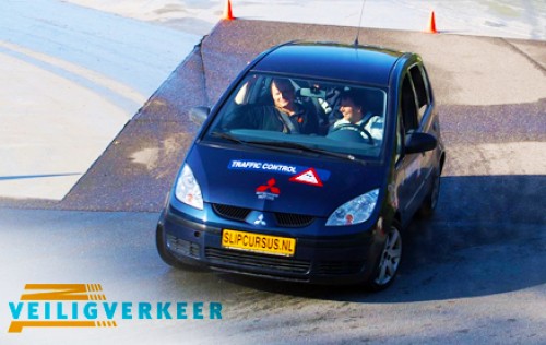 Golden Deals - Kies uit: 2-uur, 3-uur of een dagcursus slippen + ongevalsimulator en inclusief lunch op meerdere locaties! Golden Deals - Kies uit: 2-uur, 3-uur of een dagcursus slippen + ongevalsimulator en inclusief lunch op meerdere locaties!