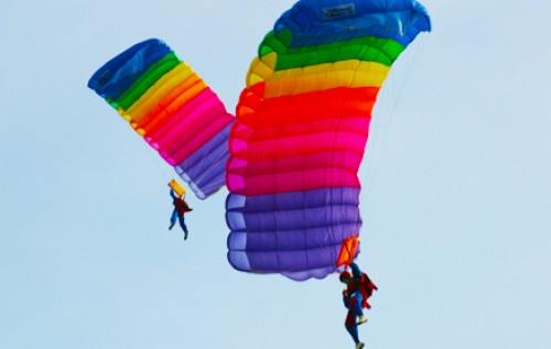 Golden Deals - Parachutespringen! First Jump Course bij Paracentrum Texel; 2-daagse cursus met zelfstandige sprong en certificaat Golden Deals - Parachutespringen! First Jump Course bij Paracentrum Texel; 2-daagse cursus met zelfstandige sprong en certificaat