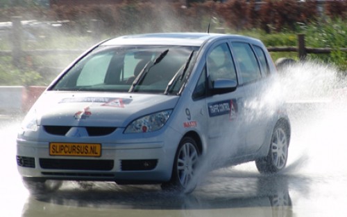 Golden Deals - Slipcursus 3 uur voor 1,2,4 of 10 personen: veilig en voorbereid in het verkeer!