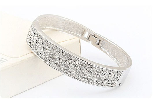 Group Actie - € 9,95 - Armband 'Alice': Schitterende Ovale Bangle Met Clear Crystal Swarovski Elements (Waarde € 49.95)