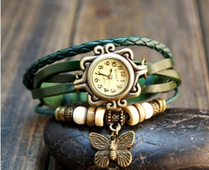 Groupdeal - Armbandhorloge met keuze uit vlinder-, uilenbead of bead met veer; elegant en modieus! Verkrijgbaar in 5 kleuren