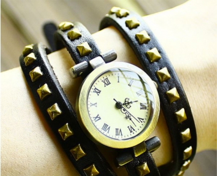 Groupdeal - Armbandhorloge van leer met koperkleurige studs Groupdeal - Armbandhorloge van leer met koperkleurige studs