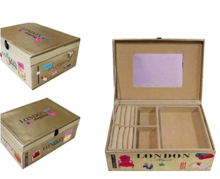 Groupdeal - Design sieradenbox van PU leer inclusief spiegeltje! In goud of zilver Groupdeal - Design sieradenbox van PU leer inclusief spiegeltje! In goud of zilver