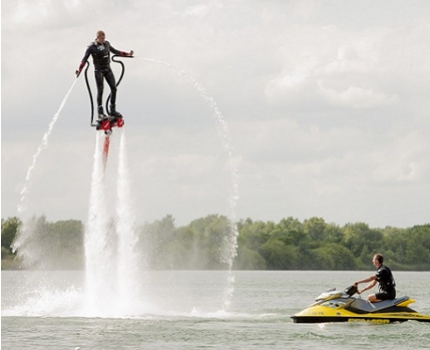 Groupdeal - Flyboarden; 30 minuten spectaculair stunten op het water Groupdeal - Flyboarden; 30 minuten spectaculair stunten op het water