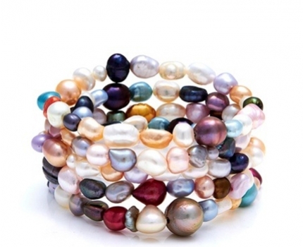 Groupdeal - TWEE Armbandjes met Gekleurde Zoetwaterparels Groupdeal - TWEE Armbandjes met Gekleurde Zoetwaterparels