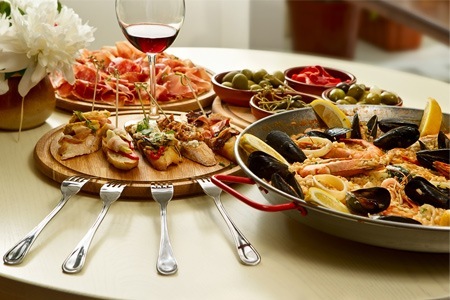 Groupon - Driegangen paella-diner voor 2, 4 of 6 personen bij El Borne (vanaf € 29,99)