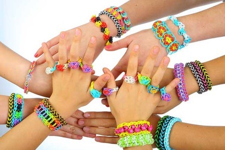 Groupon - Loom-pakket met Glow, UV, Glitter of Mix elastiekjes, naar keuze met monstertail board