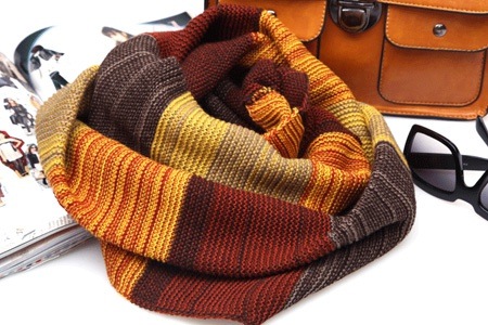 Groupon - Rondgebreide, gemêleerde sjaals in 7 verschillende kleuren (vanaf € 9,99, gratis bezorging)