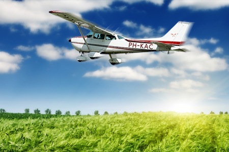 Groupon - Word Piloot Van Een Cessna 172: Complete Vliegbeleving Van 25, 45 Of 65 Minuten Incl. Luchtdoopcertificaat Bij Special Air Services (Vanaf € 49)