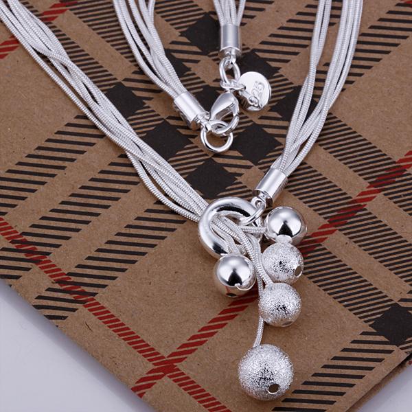 iBood Health & Beauty - Mooi zilveren collier met 5 balletjes iBood Health & Beauty - Mooi zilveren collier met 5 balletjes