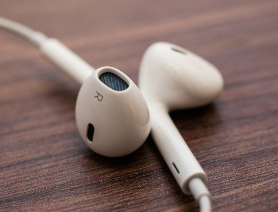 Lifestyle Deal - Headset Voor Iphone In De Nieuwe Stijl Met Handig Opbergdoosje Lifestyle Deal - Headset Voor Iphone In De Nieuwe Stijl Met Handig Opbergdoosje