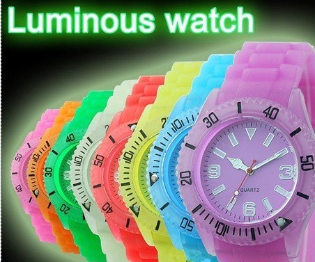 Lifestyle Deal - Trendy Glow In The Dark Quartz Horloge In 8 Kleuren