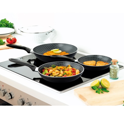 One Day For Her - 3-delige titanium koekenpannenset van MaXX Cuisine One Day For Her - 3-delige titanium koekenpannenset van MaXX Cuisine