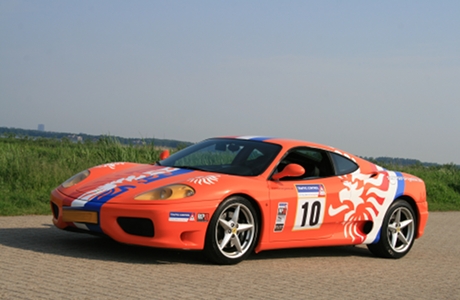 TravelBird - Laat je jongensdroom uitkomen en rijd rond als een coureur in een echte Ferrari. Voor €59,- p.p. zit je al achter het stuur! TravelBird - Laat je jongensdroom uitkomen en rijd rond als een coureur in een echte Ferrari. Voor €59,- p.p. zit je al achter het stuur!