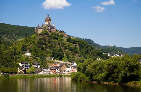 TravelBird - Met zicht op de steilste wijnhellingen van Europa verblijf je 3 dagen aan de Moezel incl. 5-gangendiner, wijnproeverij & fietsen va. €99,- p.p. TravelBird - Met zicht op de steilste wijnhellingen van Europa verblijf je 3 dagen aan de Moezel incl. 5-gangendiner, wijnproeverij & fietsen va. €99,- p.p.