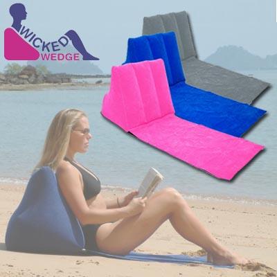 Waat? - De WickedWedge – het onmisbare opblaasbare lounge kussen! Waat? - De WickedWedge – het onmisbare opblaasbare lounge kussen!