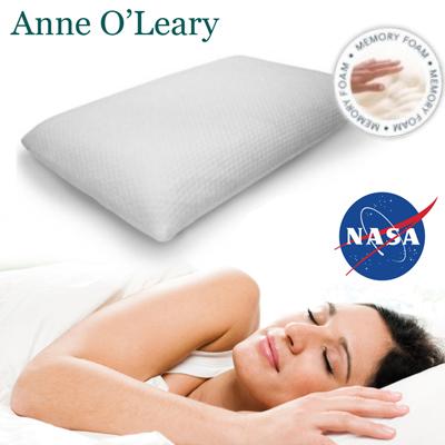 Waat? - Heerlijk wegdromen op een Anne O'Leary traagschuim kussen t.w.v. €99,95 Waat? - Heerlijk wegdromen op een Anne O'Leary traagschuim kussen t.w.v. €99,95