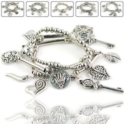 Waat? - Trendy antiek zilverkleurige bedelarmbanden, mix and match ze bij elke outfit Waat? - Trendy antiek zilverkleurige bedelarmbanden, mix and match ze bij elke outfit